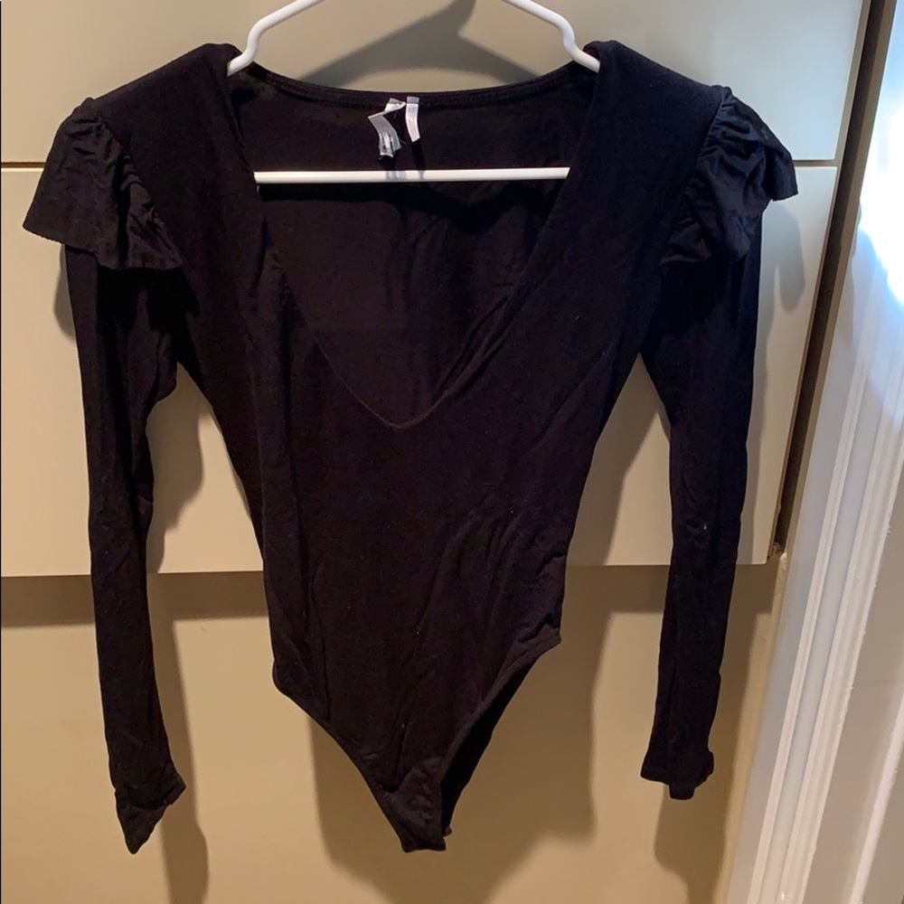 urban outfitters black bodysuit w ruffled sleeves